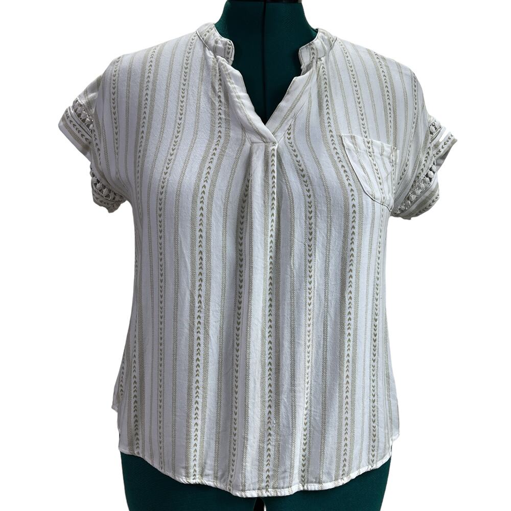 Sweet Wanderer T-Shirt Top Blouse Short Sleeve V Neck Size L White Sage Green